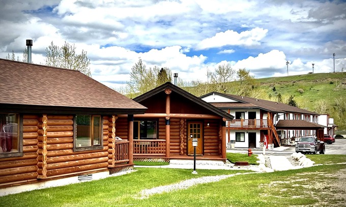 Red Lodge Hotel | Beartooth Hideaway Inn and Cabins
