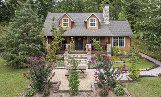 Wears Valley Cabin | Beary Cozy Easy Access 3br/2.5ba All The Charm Of The Smoky Mountains. Free WiFi