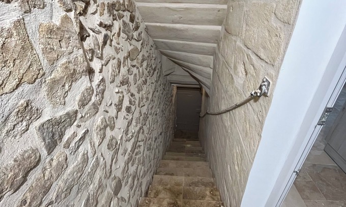 Beaucaire House | Beaucaire old center garage and air conditioning