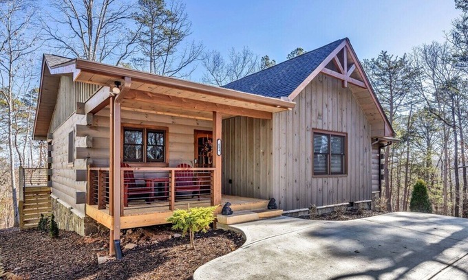 Ellijay Cabin | Beaumont - Lux Mountain View Cabin with Hot Tub