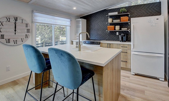 Saint-Alphonse-Rodriguez Ski Chalet | Beautifully fully renovated 3 bedroom lake front cottage