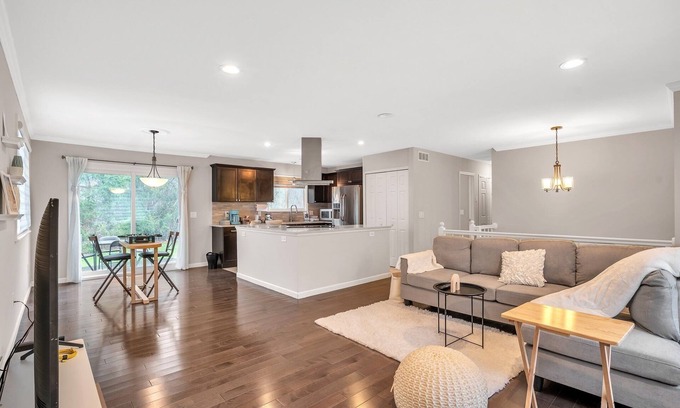 West Bloomfield House | Beautiful cheerful luxurious 3 bedroom house one mile from lake