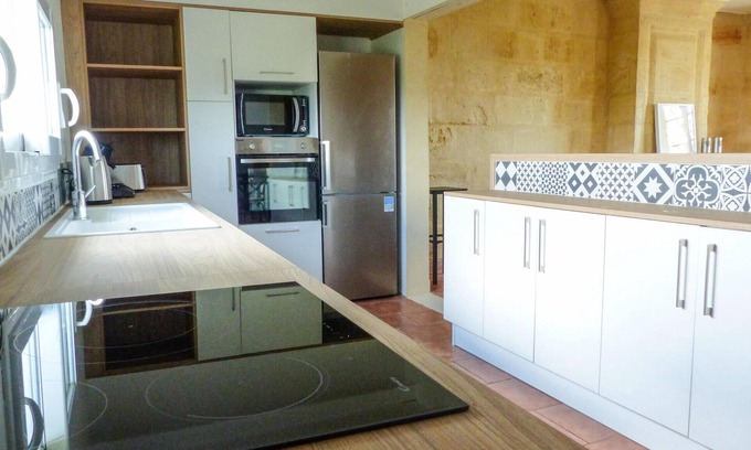 Saint-Sulpice-de-Faleyrens House | Beautiful vacation home in white Bordelais stone in the heart of the vineyards of Saint Emilion.