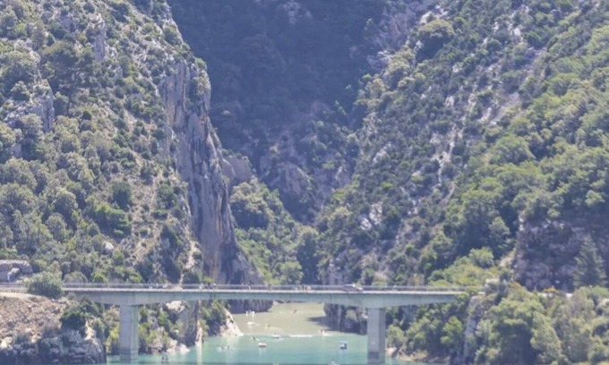 Sainte-Croix-du-Verdon Apartment | Beautiful Duplex with lake view in village house