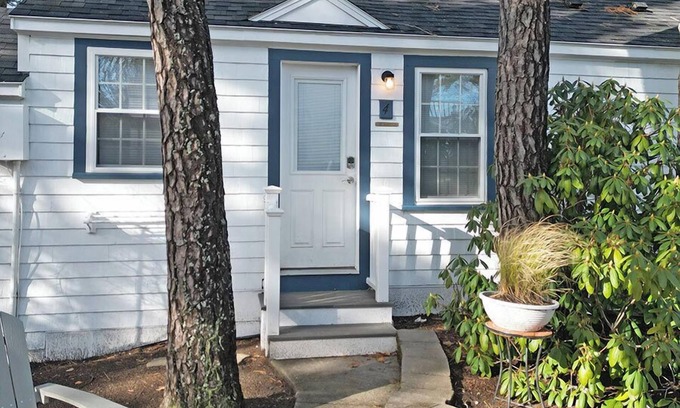 Ocean Park Cottage | beautiful 1 bedroom cabin only 50 ft from beach