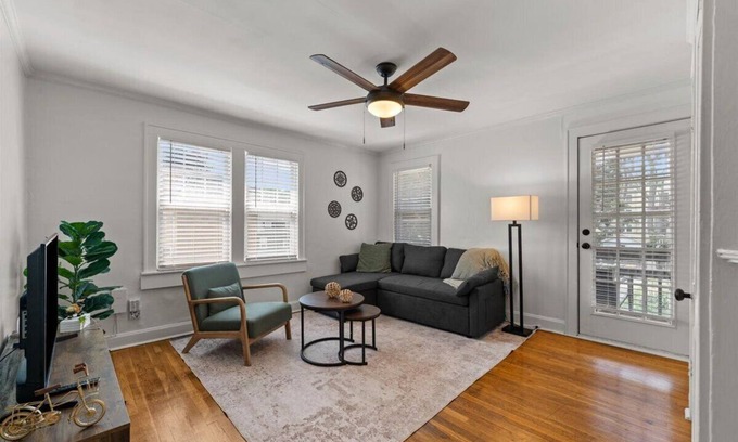 Kansas City Apartment | Beautiful 1 BD walking distance from KU MED!