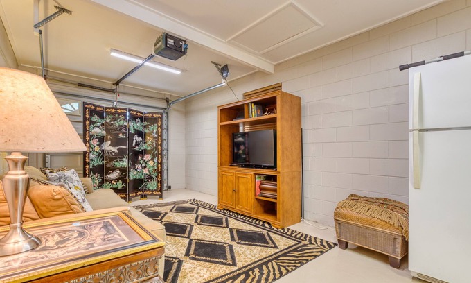 Southern Oaks Apartment | Beautiful 1 Bed Studio Overlooking Pool Oasis