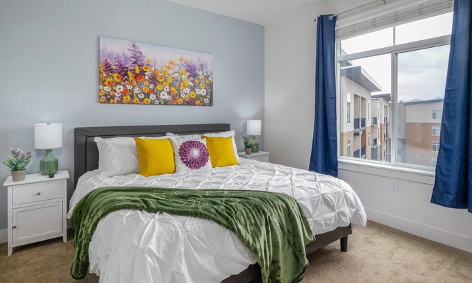 Murray Apartment | Beautiful 1 Bedroom King Bed and Pool