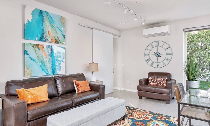 East Harriet Apartment | Beautiful 1-Bedroom Apartment@Walk to Uptown@Fast WiFi@In-Unit W/D