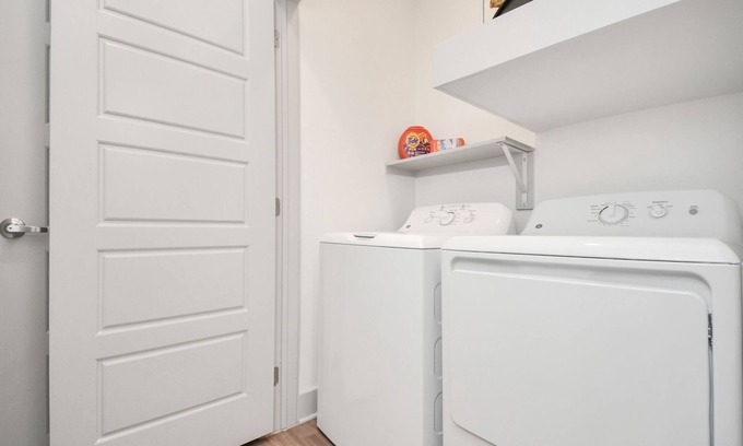 Spring Apartment | Beautiful 1BD/Pool View Apt