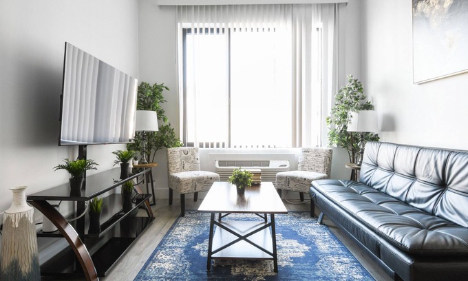Elizabeth Apartment | Beautiful 1BR Close to Airport 3657