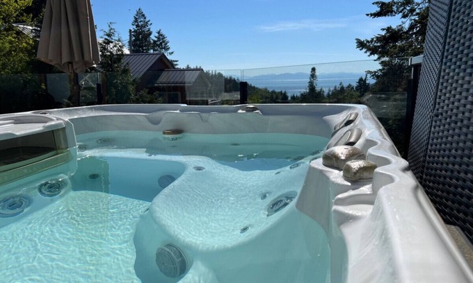 Bowen Island House | Beautiful 2-bdrm home with ocean & sunset views