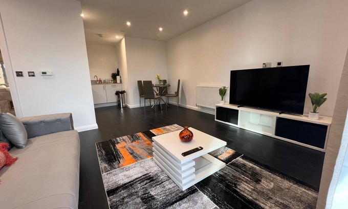 Dartford Apartment | BEAUTIFUL 2 BED ENSUITE APT DARTFORD. 5 Mins walk to Train station & town Centre