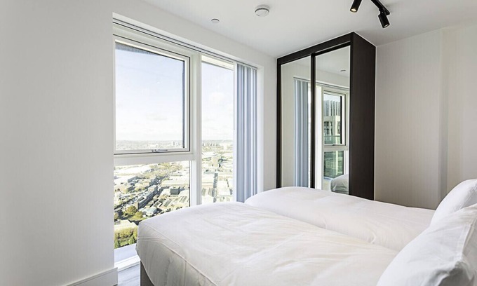 East Acton Apartment | Beautiful 2 Bed Icon tower Flat 5