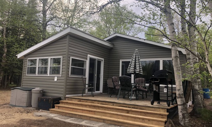 Shillington Cottage | Beautiful 2 bedroom lakefront cottage