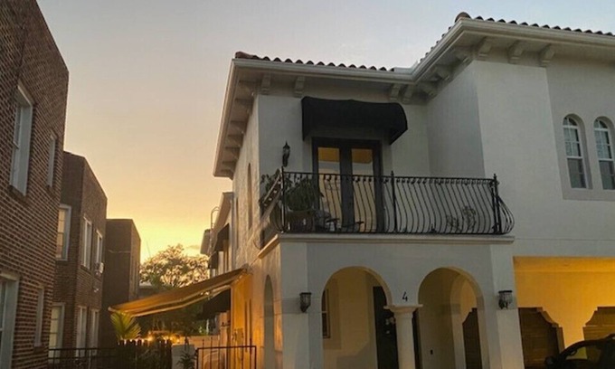 Courier City - Oscawana House | Beautiful 2-bedroom retreat steps from Hyde Park / SoHo - Amazing Location!