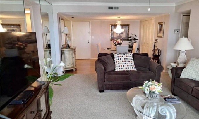Island Estate Condo | Beautiful 2 bedroom Condo 1/2 mile from Clearwater beach