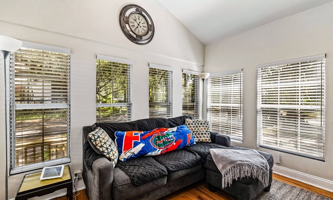 Gainesville Apartment | Beautiful 2 bedroom 2 bath apartment close to UF