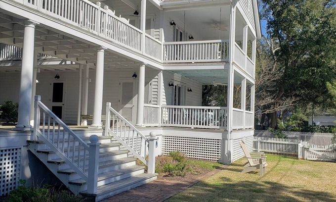 Morehead City Condo | Beautiful 2 BR condo/cottage just one block from downtown waterfront!