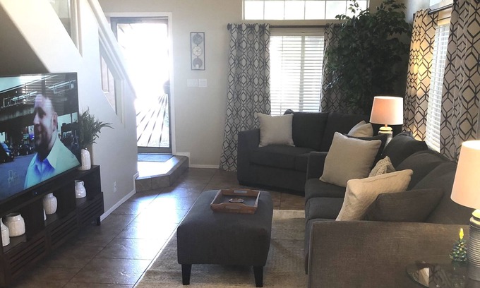 North Scottsdale House | Beautiful 2 BR Plus Loft, Recently Updated