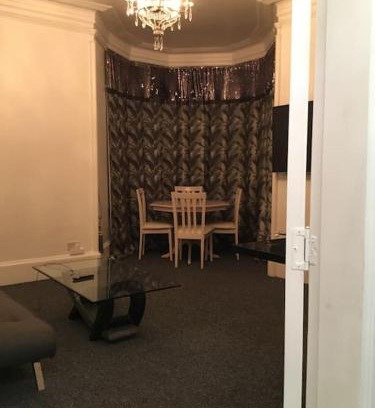 Port Glasgow Apartment | Beautiful 2 double bedrooms, 2 baths apartment