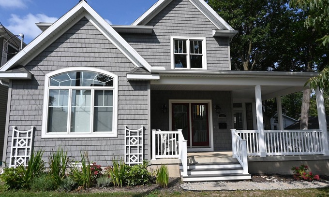 Lakeside House | BEAUTIFUL 2019 LAKESIDE CLASSIC HOME! Golf Cart Included April-November!