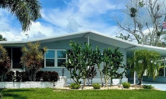 Sarasota House | Beautiful 2Bed, 2BA Home, only 7 miles to Siesta Key Beach, 55+ Gated community.