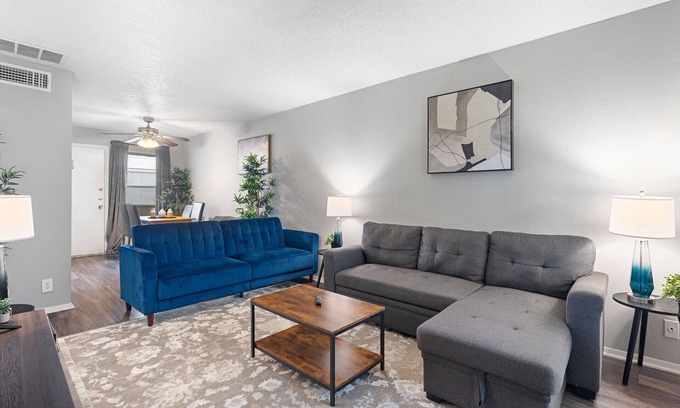 Hancock Apartment | Beautiful 2BR/1BA in Hydepark 8836