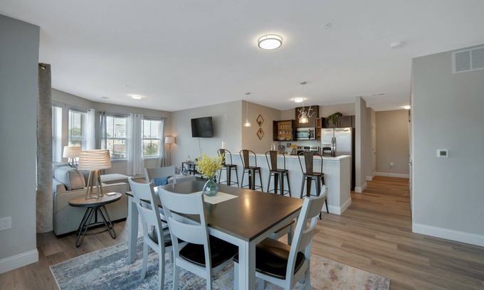 Newark Apartment | Beautiful 2BR Apt/EWR Airport/King/Free Parking