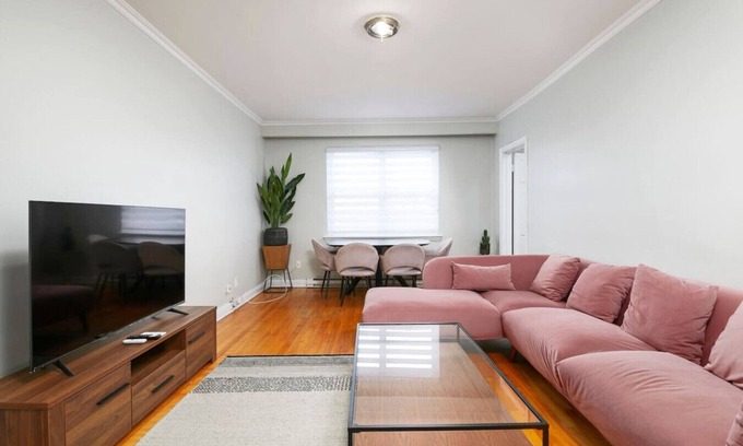 Cote-Des-Neiges—Notre-Dame-De-Grace Apartment | Beautiful 2BR on Walkley