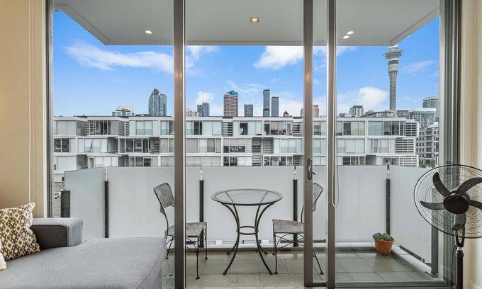 Auckland Central Business District Apartment | Beautiful 2BR - Pool, Gym & Parking Zodiak Stays