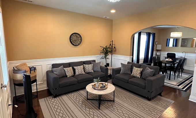 Gresham Apartment | Beautiful 2nd Floor Apartment