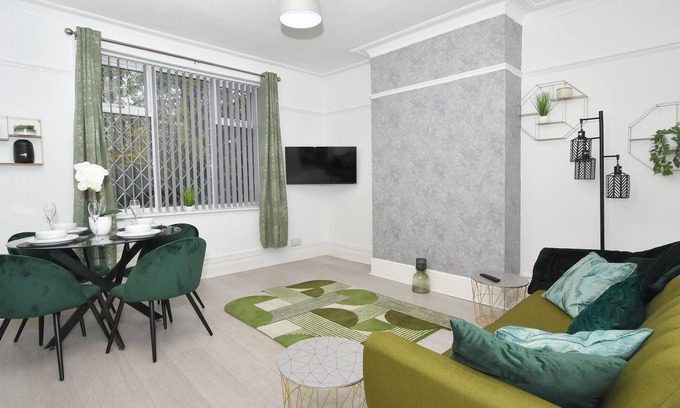 Stoke-on-Trent House | Beautiful 3-Bed House by MiniStays Stoke-on-Trent