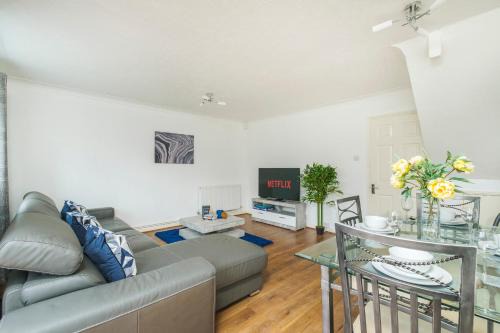 Little Holland Apartment | Beautiful 3 Bed House with Amazing Views in Dartford, Kent