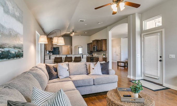Edmond House | Beautiful 3 bed in Family Friendly Neighborhood