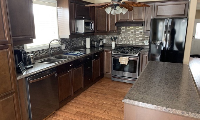 Kingston House | Beautiful 3-Bedroom Bungalow in Downtown Kingston- 5 Minutes from Lake Ontario