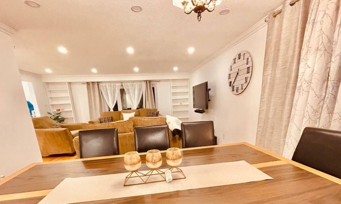 Aurora House | Beautiful 3 bedroom bungalow house step to Yonge