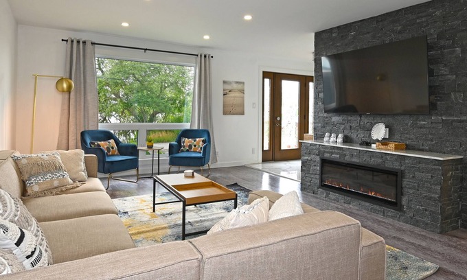 Rossmore House | Beautiful 3-Bedroom Cottage with Lake View