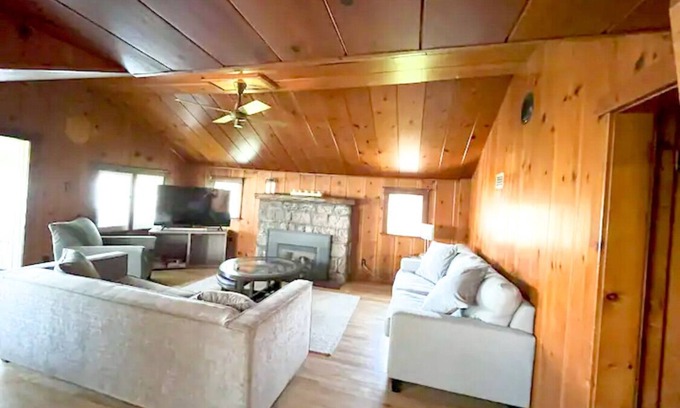 Bridgenorth House | Beautiful 3 bedroom cottage on Chemong Lake with 100 ft of sandy waterfront.