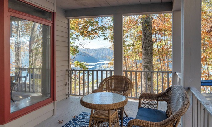 Jamestown House | Beautiful 3 Bedroom Home at Jamestown Marina with pool and boat ramp access