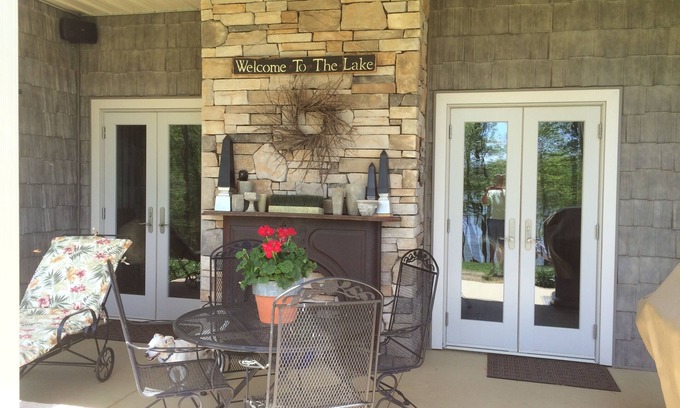 Eddyville Apartment | Beautiful 3 BR/2 BA Waterfront Apartment w/Stunning Lake View & Private Dock