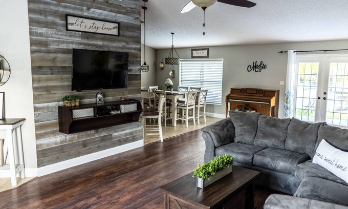 Spring Hill House | Beautiful 3 BR Home|Saltwater Pool|Fenced Yard|8 Min to Weeki Wachee River