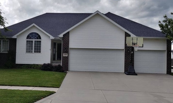 Lincoln House | Beautiful 3 BR home with easy access to I-80 and 10 minutes to downtown.