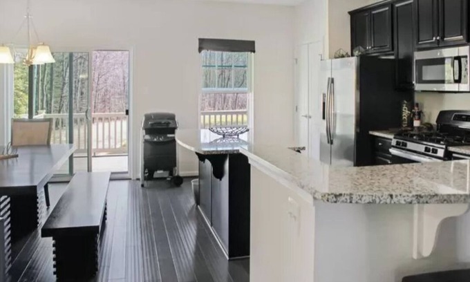 Waldorf House | Beautiful 3 level one car garage townhome