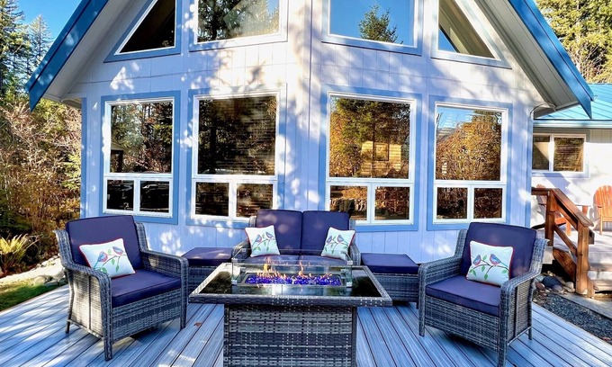 Packwood Cabin | Beautiful 3bd Cabin! River&Mountain Views w/Game Room*Near Mt Rainier! Pets OK!