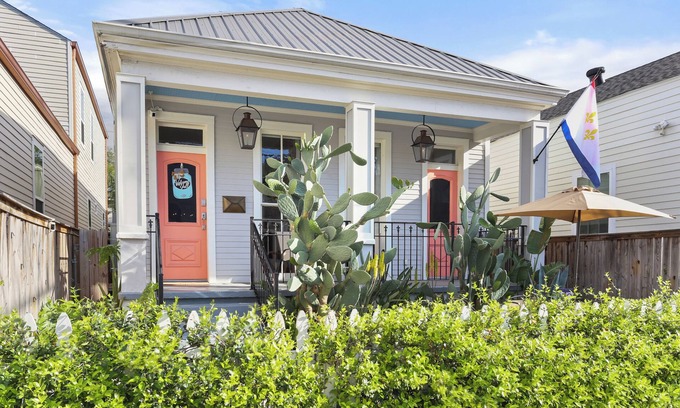 West Riverside House | Beautiful 3bed 2Ba Home in Uptown New Orleans! Close to Magazine St/Universities