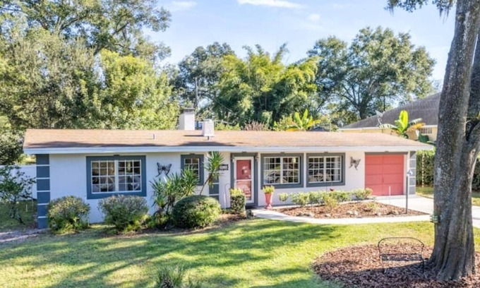 Mount Dora House | Beautiful 3bed 2bath Mount Dora Charmer with Views of Lake Ola
