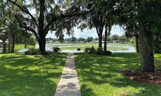Inverness House | Beautiful 4/2, 3000sf home on magnificent 430 A freshwater lake, family friendly