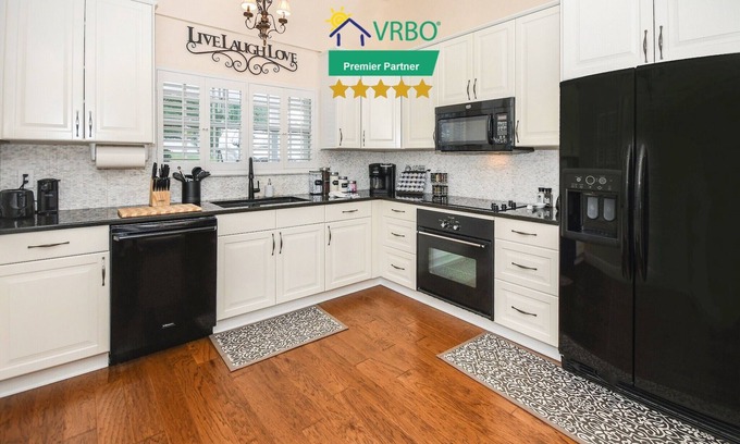 Sanford House | Beautiful 4/2 in Sanford: King Bed, Golf, Pool, Ping Pong, & Bunk Room!