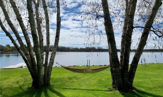Selwyn Cottage | Beautiful 4 Bedroom Cottage on BuckHorn Lake